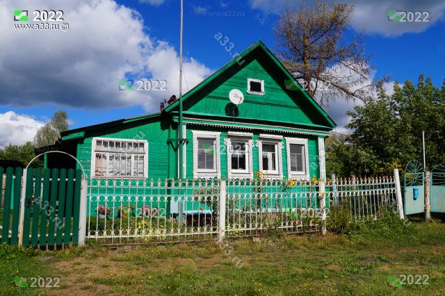 2022 Старый деревянный дом на четыре окна в деревне Омофорово Собинского района Владимирской области