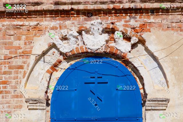 2022 Руины лепнины над южным дверным проёмом; Покровская церковь, Омофорово, Собинский район, Владимирская область