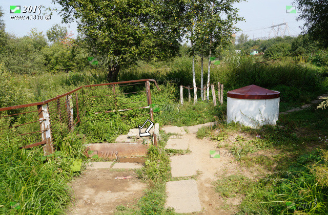 Источник в деревне Рукав представляет собой железобетонное колодезное кольцо с отводом излива воды в свободную струю