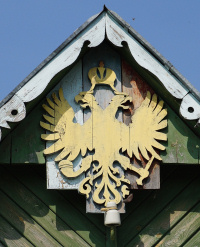 Резной российский герб на коньке дома 26