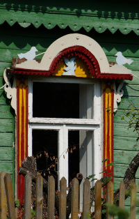 Наличник окна дома 64, домовая деревянная резьба с птичками