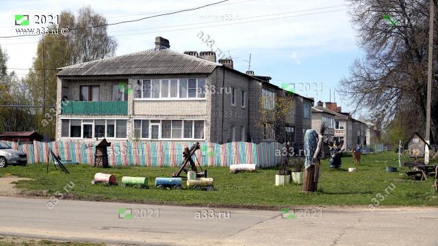 2021 Общий вид детской площадки в районе дома 9 на улице Молодёжной в деревне Толпухово Собинского района Владимирской области