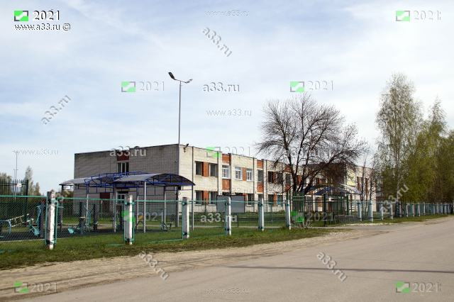 2021 Современная школа в деревне Толпухово Собинского района Владимирской области имеет открытые площадки со спортивными тренажёрами