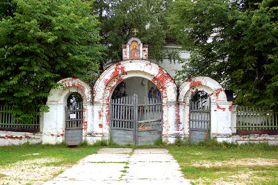 Восточные ворота ограды Богоявленской церкви в селе Заречное Собинского района Владимирской области