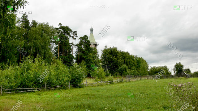 Общий вид на Богоявленскую церковь и лесной массив с кладбищем с запада в 2006 году с. Заречное Собинский район Владимирская область