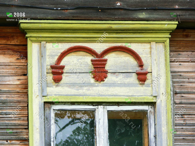 Накладное резное деревянное украшение наличника окна в местном вкусе на жилом доме в селе Заречное Собинского района Владимирской области