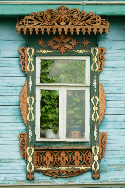 деревянные наличники окна жилого дома 55 на улице Садовой в селе Заречное Собинского района Владимирской области