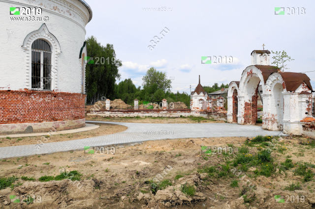 Заалтарная часть Богоявленского храма в селе Заречное Собинского района Владимирской области в процессе благоустройства