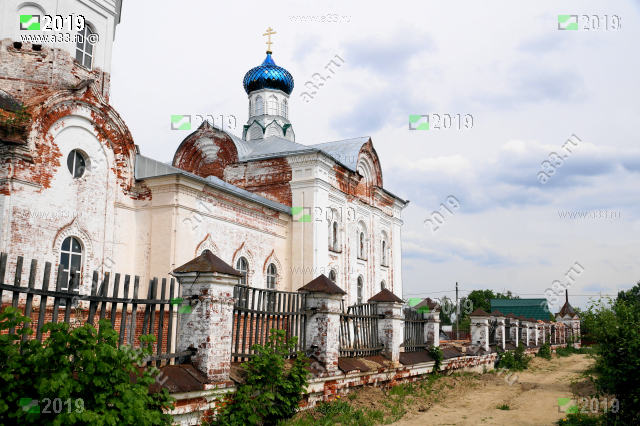 Южный фасад и ограда Богоявленской церкви в селе Заречное Собинского района Владимирской области