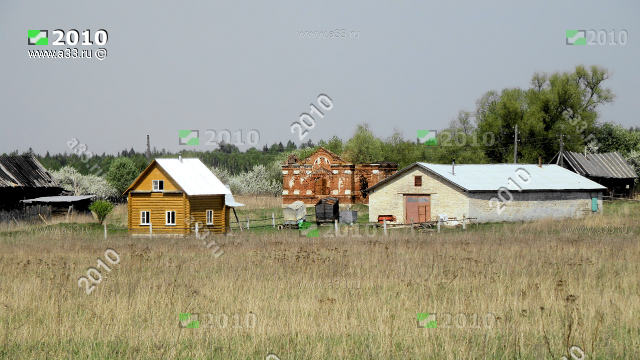 В центре деревни Бахтино Судогодского района Владимирской области находятся руины часовни и коробка сельскохозяйственного здания колхоза имени Сталина
