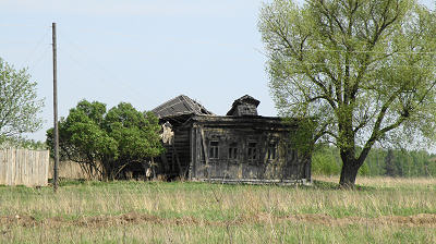 Общий вид нежилого дома 6 в деревне Бахтино Судогодского района Владимирской области