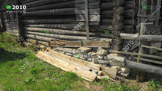Бахтино Судогодского района Владимирской области находится на мощном слое известняков что наглядно демонстрируют остатки старого фундамента сруба