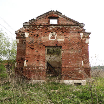 Западный вход в Троицкую часовню в деревне Бахтино Судогодского района Владимирской области