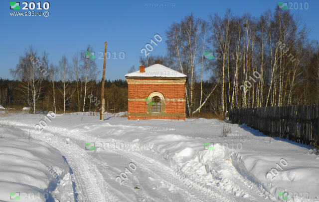 Общий вид часовни в центре посёлка Брыкино Судогодского района Владимирской области с юга