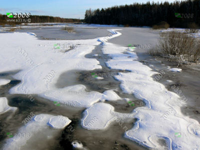 Весенние проталины на льду реки Войнинги