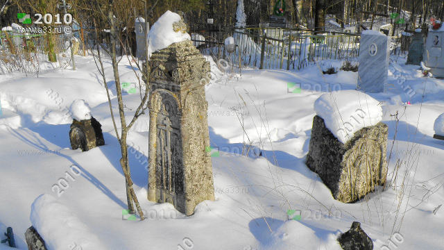Старинные намогильные памятники из белого камня на кладбище деревни Кондряево Судогодского района Владимирской области