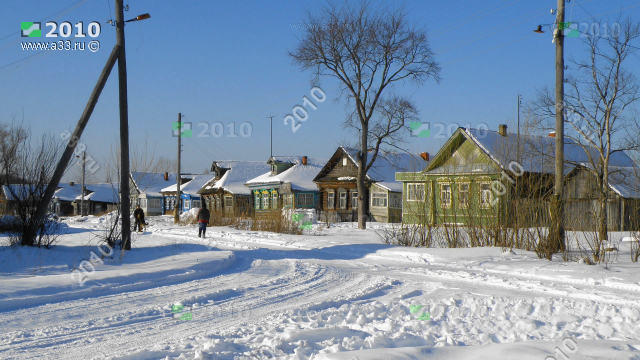 Улица Центральная в деревне Кондряево Судогодского района Владимирской области в районе домов 131 133 135