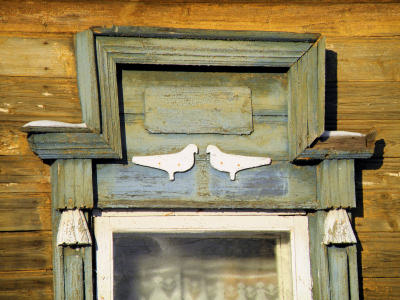 Деревянный наличник с белыми голубями на жилом доме в деревне Костино Судогодского района Владимирской области