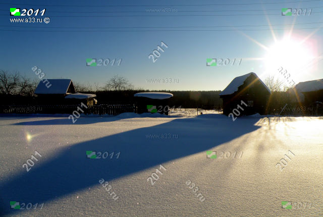 Быстро уставшее от зимы, мороза и короткого дня солнце на краю деревни Костино Судогодского района Владимирской области
