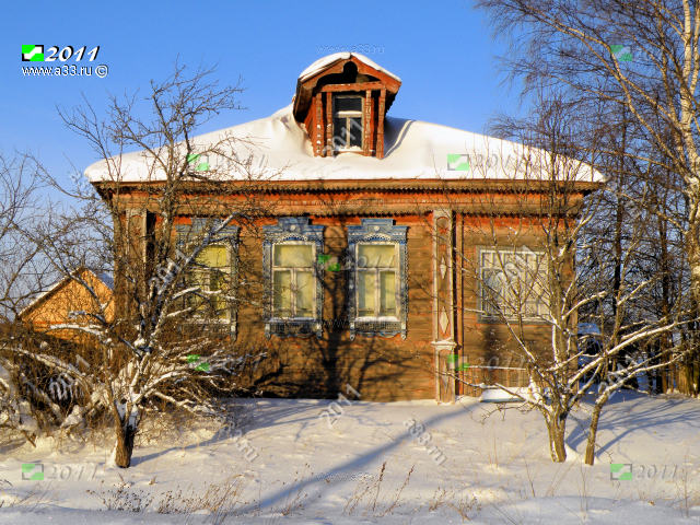 Домик на три окна с нарядными наличниками и резным карнизом в деревне Костино Судогодского района Владимирской области