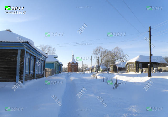 Главная улица деревни Костино Судогодского района Владимирской области в районе дома 13 зимой