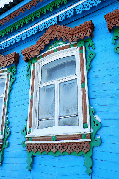 Деревянный наличник окна жилого дома 17 в деревне Костино Судогодского района Владимирской области