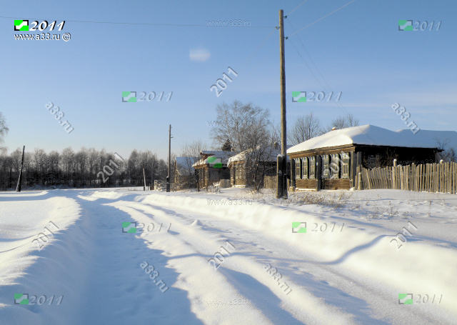 Застройка главной улицы в конце деревне Костино Судогодского района Владимирской области