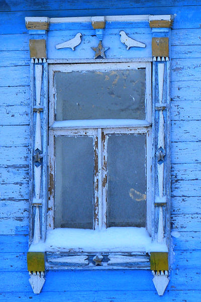Деревянный наличник с птичками окна жилого дома 27 в деревне Костино Судогодского района Владимирской области