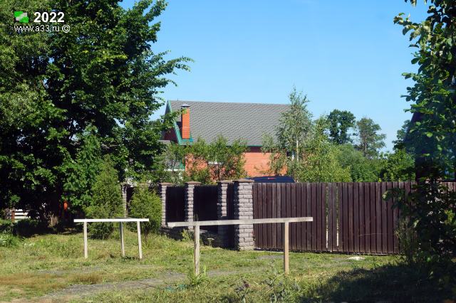 2022 Дом 16, вид от деревянного забора дома 14; деревня Мичурино Судогодского района Владимирской области