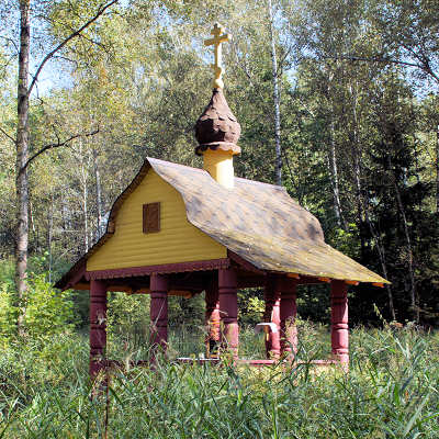деревянные надкладезные конструкции с православным крестом над колодцем