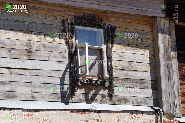 Окно бокового фасада дома 5 в селе Спас-Купалище Судогодского района Владимирской области с современными деревянными наличниками