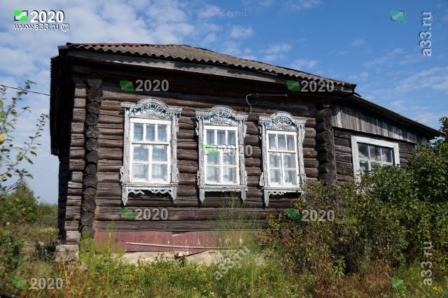 Изба с резными наличниками в деревне Ванеевке Судогодского района Владимирской области