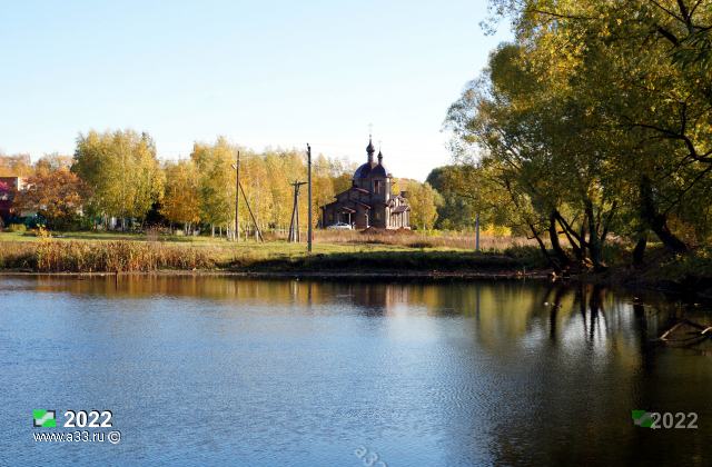 2022 Сельский пруд и улица Красная с новой деревянной церковью; село Старый Двор Суздальского района Владимирской области