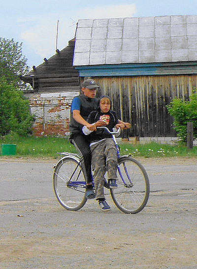 Местные подростки на велосипеде затаренные чипсами в деревне Буторлино Вязниковского района Владимирской области