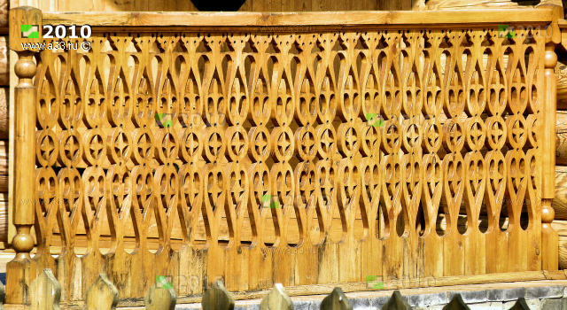 Современный деревянный балясник крыльца Никольской часовни в деревне Эдон Вязниковского района Владимирской области с машинно-технологическими узорами