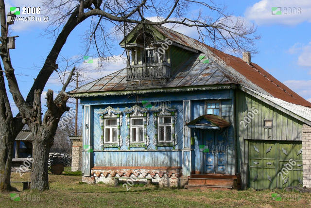Дом c голубым фасадом и слуховым окном в деревне Федурники Вязниковского района Владимирской области