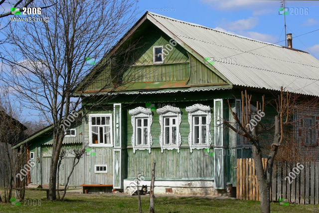 Дом с зелёным фасадом и белыми деревянными наличниками окон в деревне Федурники Вязниковского района Владимирской области