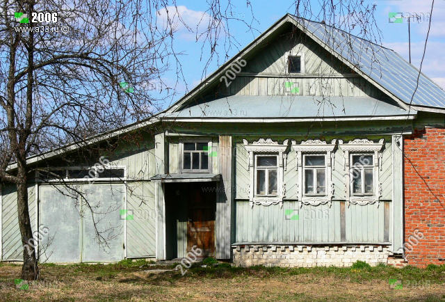 Типичный дом на три окна с крыльцом и хозпостройкой в деревне Федурники Вязниковского района Владимирской области