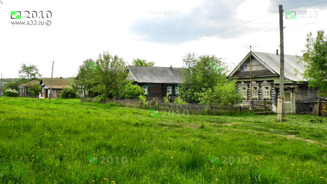 Южная линия домов по главной улице деревни Фомина Рамень Вязниковского района Владимирской области имеет чётную нумерацию