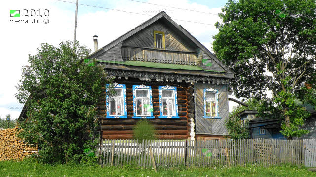 Жилой дом с домовой резьбой предположительно на улице Советской в деревне Галкино Вязниковского района Владимирской области