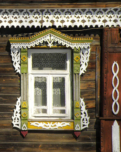 Резные деревянные наличники окна жилого дома 15 в деревне Ильина Гора Вязниковсковского района Владимирской области
