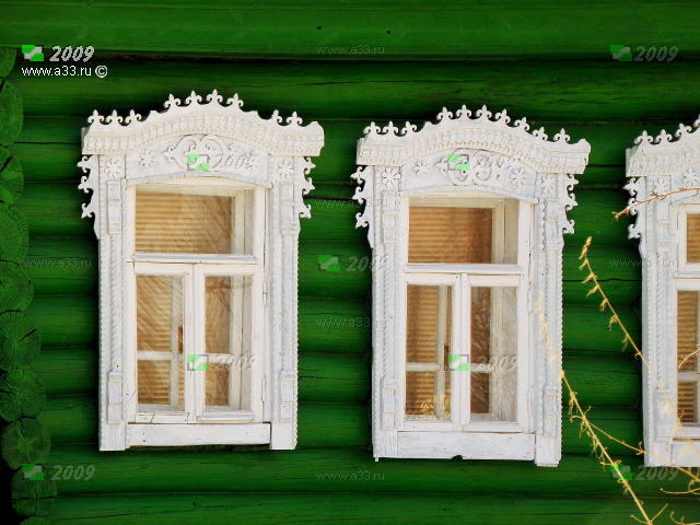 Резные деревянные наличники окон зелёного дома в деревне Ильина Гора Вязниковсковского района Владимирской области