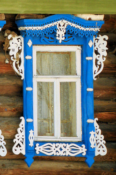 Резные деревянные наличники окна жилого дома 16 в деревне Ильина Гора Вязниковсковского района Владимирской области