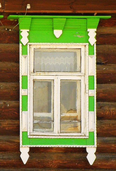 Резные деревянные наличники окна жилого дома 24 в деревне Ильина Гора Вязниковсковского района Владимирской области