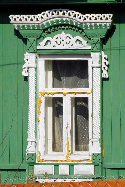 Резные деревянные наличники окна жилого дома 33 в деревне Ильина Гора Вязниковсковского района Владимирской области