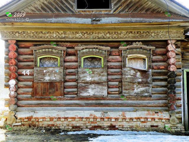 Резные деревянные наличники окон нежилого дома 44 в деревне Ильина Гора Вязниковсковского района Владимирской области