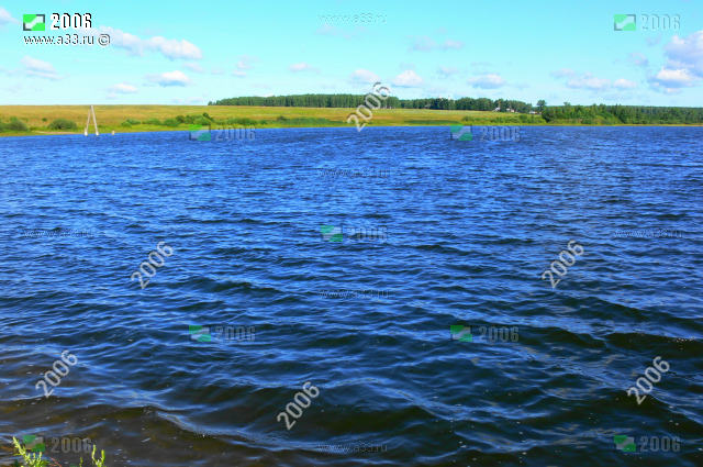 Вода в реке Голубишке в окрестностях деревни Исаево Вязниковского района Владимирской области голубая и очень чистая