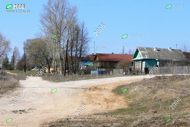 Начало главной улицы деревни Юрышки Вязниковского района Владимирской области Направо идёт дорога с щебёночным покрытием в леса