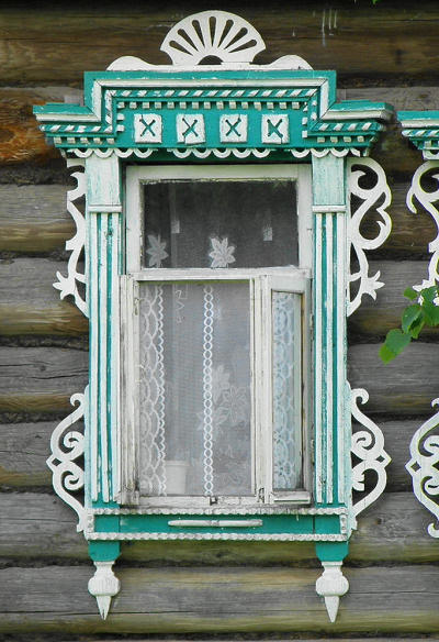 Резной деревянный наличник окна дома 16 в деревне Копцево Вязниковского района Владимирской области