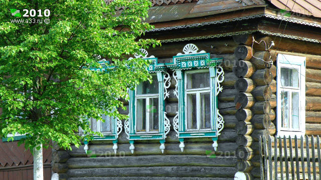 Фрагмент главного фасада на три окна дома 16 в деревне Копцево Вязниковского района Владимирской области